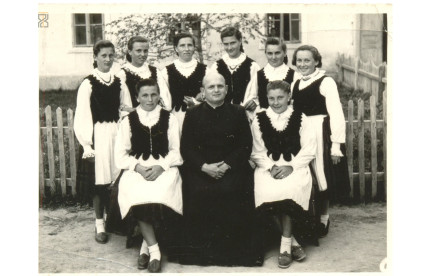 Csoportkép, középen Gál Gyula plébánossal