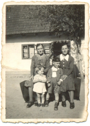 Mátyás Andrásné és Vitos Sándorné, 1944.