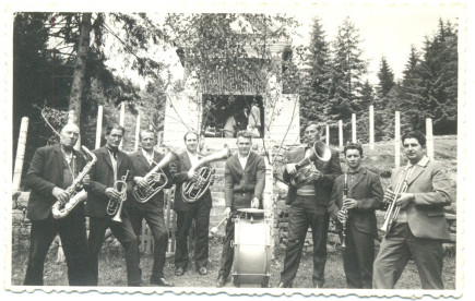 Fúvószenekar az úzvölgyi kápolna előtt - 1976.