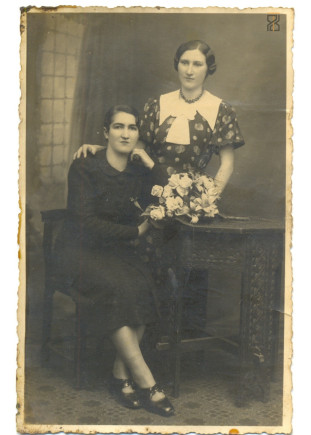 Két hölgy - bal szélen János Borbála