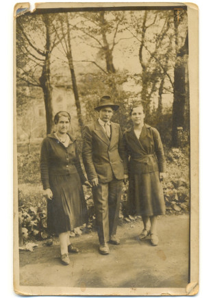 Bukaresti csoportkép - bal szélen János Borbála