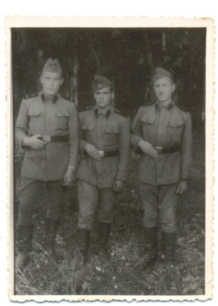 Katonakép, jobb szélen Salamon András.