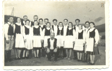 Csoportkép népviseletben