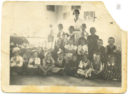 Óvodai csoportép, megjelölve rajta Nagy Borbála - 1942