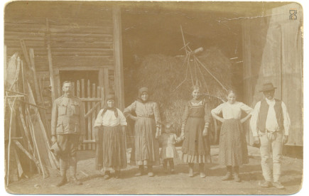 Csűr előtti csoportkép - Miklós család