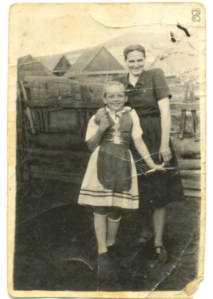 Tankó (szül. Csillag) Magdolna bérmálása, keresztanyja Máté Anna, úzvölgyi bábasszony